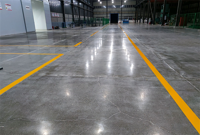 點(diǎn)擊了解：廠(chǎng)房耐磨地坪漆表面處理不當(dāng)對(duì)后期施工有什么影響